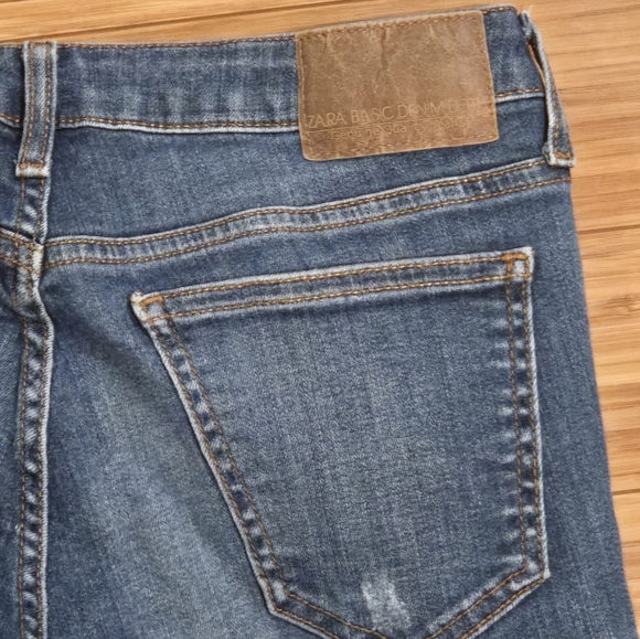 Zara Distressed Blue Jeans - Picture 5 of 5